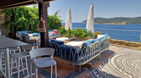 Outdoor dining - Chambre vue mer (Hyères)