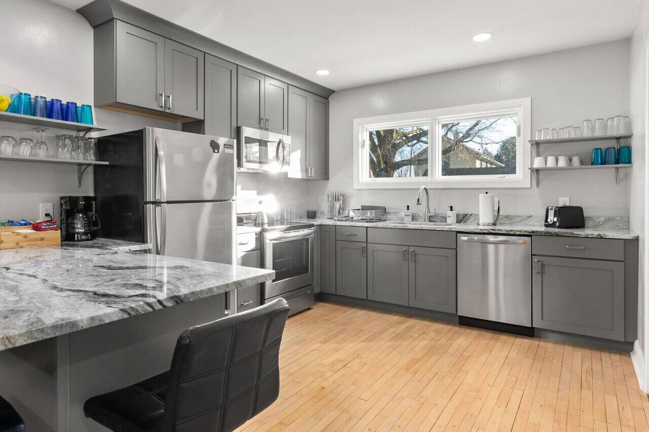 Kjøleskap, mikrobølgeovn, ovn og kokeplater