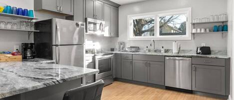 Réfrigérateur, micro-ondes, four, plaque de cuisson