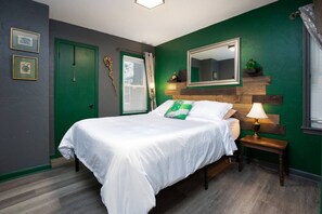 4 habitaciones, escritorio y tabla de planchar con plancha