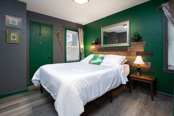 4 soverom, skrivebord, strykejern/-brett og reiseseng for barn