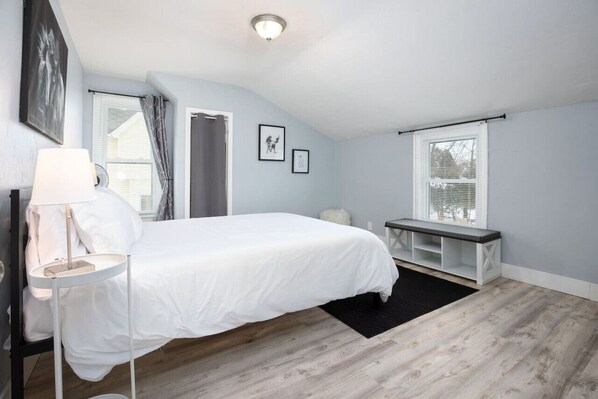 3 Schlafzimmer, Schreibtisch, Bügeleisen/Bügelbrett, Reisekinderbett