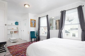 3 bedrooms, desk, iron/ironing board, travel crib