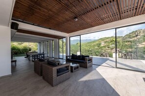 Outdoor dining - Archi Villa (Guatape)