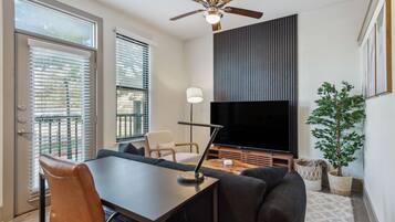 Smart TV, table tennis