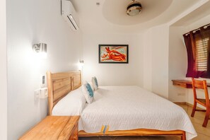 1 soverom, safe på rommet, skrivebord og strykejern/-brett