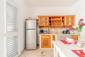 Geladeira, micro-ondas, fogão, cafeteira/chaleira