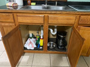 Fridge, microwave, stovetop, cookware/dishes/utensils - Downtown Sarasota Florida Vacation Rental Pet-Friendly Apt with Yard, Playground (Sarasota)