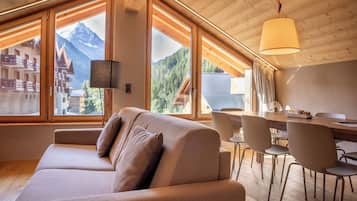 Superior Apartment, 3 Bedrooms (8 people) | Living area