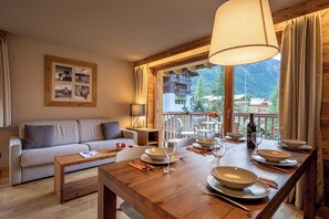 Appartement 6 personnes - 2 chambres - Terrasse ou balcon - Orienté Sud | Living area | 100-cm flat-screen TV with cable channels, table football, ping pong - SWISSPEAK Resorts by Pierre & Vacances Premium Zinal (Anniviers)