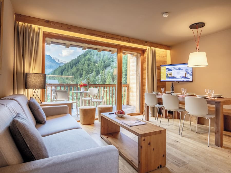 Appartement 6 personnes - 2 chambres - Terrasse ou balcon - Orienté Sud | Coin séjour | Télévision à écran plat de 100 cm avec chaînes par câble, baby-foot