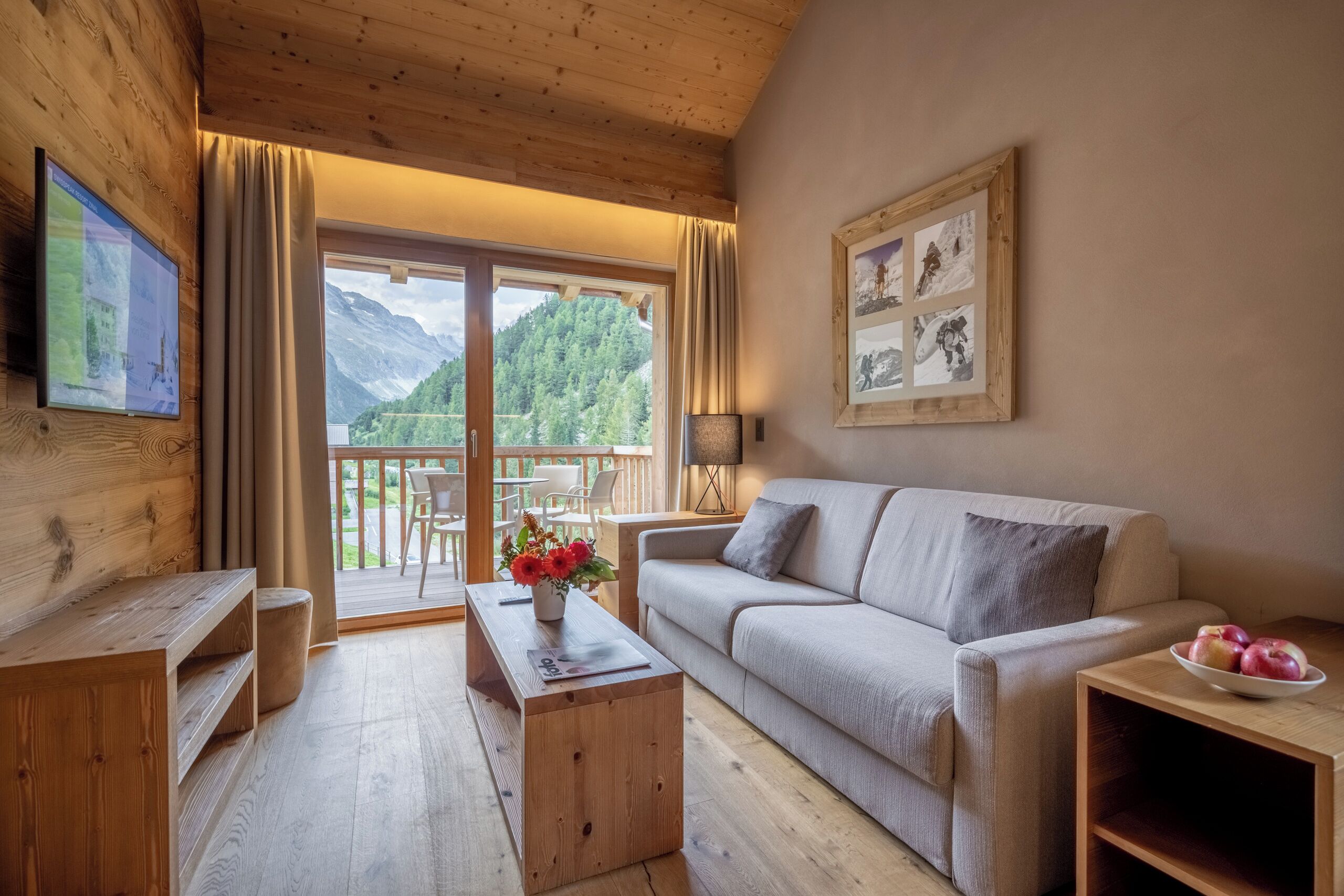 Standard Apartment with 2 rooms and balcony | Living area