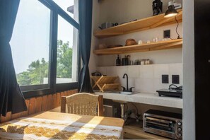 Réfrigérateur, micro-ondes, plaque de cuisson, cafetière/bouilloire