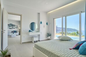 2 quartos, ferros/tábuas de passar roupa, berço de viagem