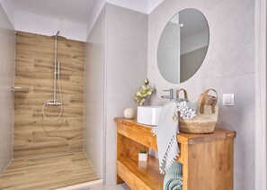 Dusche, umweltfreundliche Kosmetikartikel, Haartrockner, Handtücher