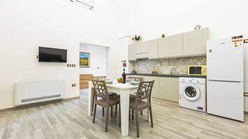 Kühlschrank, Mikrowelle, Ofen, Geschirrspüler