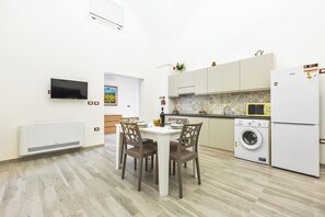 KĂŒhlschrank, Mikrowelle, Ofen, GeschirrspĂŒler