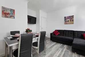Apartment | Wohnbereich | Fernseher