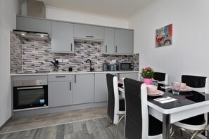 Apartment | Private kitchen | Fridge, microwave, oven, stovetop - 1 Bed Flat - Sleeps 2 - Wifi (Scarborough)