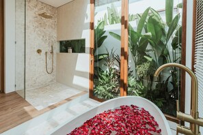 Hair dryer, bidet, towels, soap - Private Pool, Skylight Bathtub, Dreamy Pool and Serene Greenery in Canggu! (Kabupaten Badung)