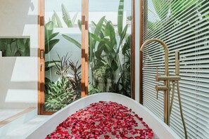 Hair dryer, bidet, towels, soap - Private Pool, Skylight Bathtub, Dreamy Pool and Serene Greenery in Canggu! (Kabupaten Badung)