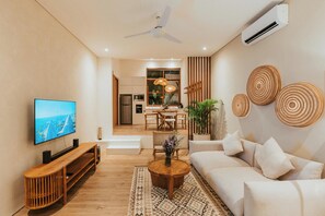 Smart TV - Private Pool, Skylight Bathtub, Dreamy Pool and Serene Greenery in Canggu! (Kabupaten Badung)