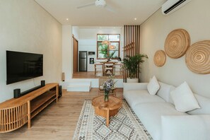 Smart TV - Private Pool, Skylight Bathtub, Dreamy Pool and Serene Greenery in Canggu! (Kabupaten Badung)