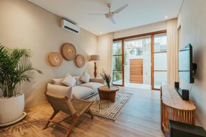 Smart TV - Private Pool, Skylight Bathtub, Dreamy Pool and Serene Greenery in Canggu! (Kabupaten Badung)