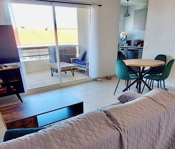 Smart TV - Appartement 2 Chambres, A 10 mn Plage et Commerces (Fréjus)