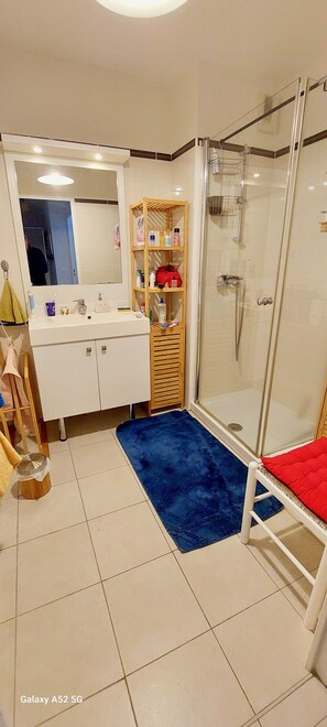 Shower, hair dryer - Appartement 2 Chambres, A 10 mn Plage et Commerces (Fréjus)
