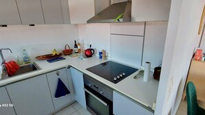 Coffee/tea maker, fridge, microwave, oven - Appartement 2 Chambres, A 10 mn Plage et Commerces (Fréjus)