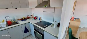 Fridge, microwave, oven, stovetop - Appartement 2 Chambres, A 10 mn Plage et Commerces (Fréjus)
