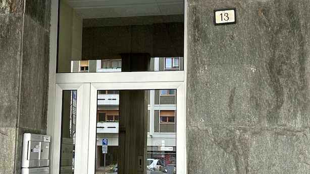A building entrance with a glass door, a metal handrail, and a number sign '13' above it. - VENICE NIGHT 13 QUADRUPLA SHARED TOILETD (Mestre)