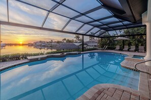 A heated pool - 6BR - 5BA - Heated pool and hot tub - pool table  - Stars Vacation Rentals (Cape Coral)