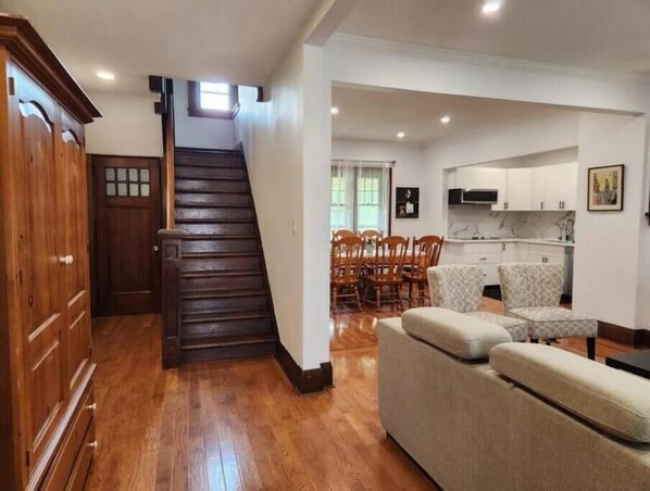 Interior - Classic Home, Newly Renovated, 4 Bedrooms (Niagara Falls)