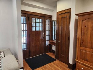 Interior - Classic Home, Newly Renovated, 4 Bedrooms (Niagara Falls)