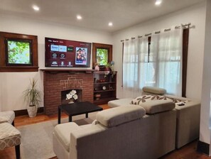 Interior - Classic Home, Newly Renovated, 4 Bedrooms (Niagara Falls)