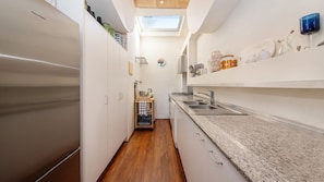 Refrigerador, microondas, parrilla de estufa y lavavajillas