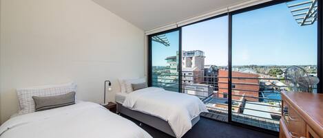3 habitaciones, tabla de planchar con plancha y cuna de viaje