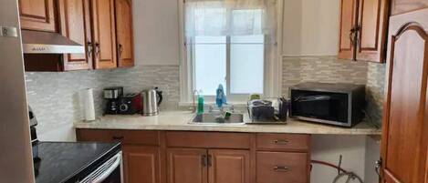 Réfrigérateur, micro-ondes, plaque de cuisson, lave-vaisselle