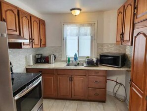 Kühlschrank, Mikrowelle, Herdplatte, Geschirrspüler