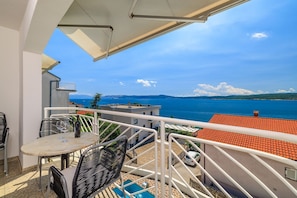 Outdoor dining - With a great pool just 100 metres from the beach (Crikvenica)