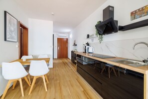 Kühlschrank, Herdplatte, Wasserkocher mit Kaffee-/Teezubehör