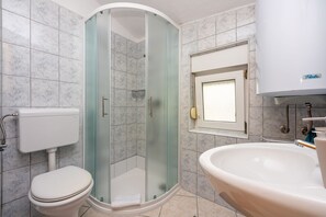 Douche, serviettes fournies