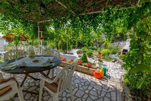 Outdoor dining - Modern studio flat 500 metres to the beach (Dramalj)