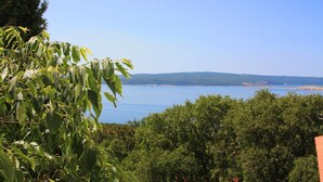 A coastal landscape with dense greenery and a clear view of the sea. - Modern studio flat 500 metres to the beach (Dramalj)