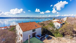 A coastal village with terracotta-roofed houses, a clear blue sky, and a calm sea in the background. - 500 metres to the beach with barbecue, air conditioning (Dramalj)