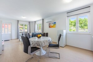Dining - Beautiful holiday flat with pool and playground for children (Bribir)