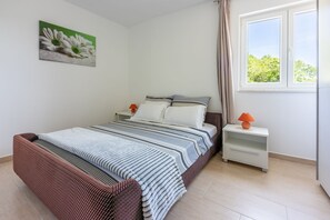 2 bedrooms, desk, free WiFi, bed sheets - Beautiful holiday flat with pool and playground for children (Bribir)