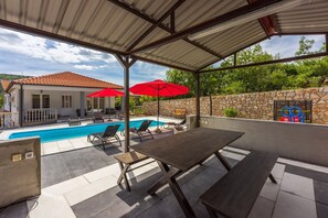 Outdoor dining - Beautiful holiday flat with pool and playground for children (Bribir)